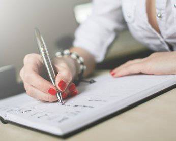 Ilustracija uz blog tekst: Da li firmi treba blog? Kada blog pomaže SEO-u