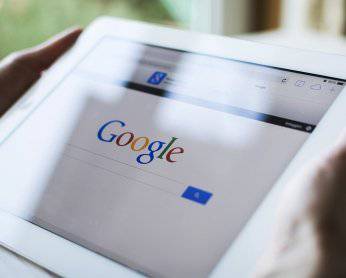 Ilustracija uz blog tekst: Sajt nije mobile-friendly? Kako utiče na Google pretragu
